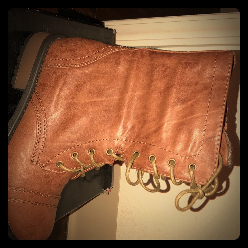Flat boots
